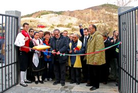 inaugurazione del rifugio Biagio
Longo da parte delle autorità CAI e locali
(18366 bytes)